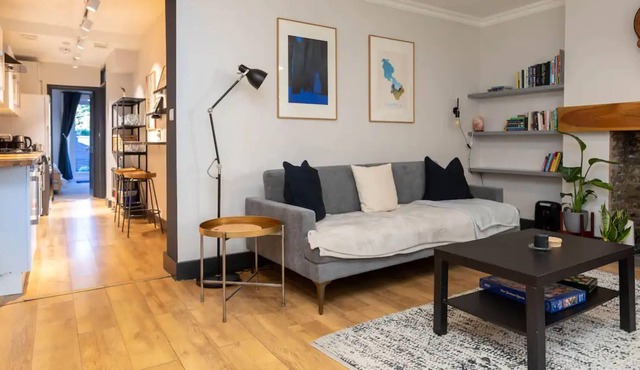 Stylish 2 Bedroom Flat with Large Private Garden