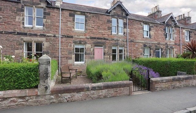 Stylish 2 bedroom ground floor apartment centrally located in the coastal town of Gullane. Sleeps 6