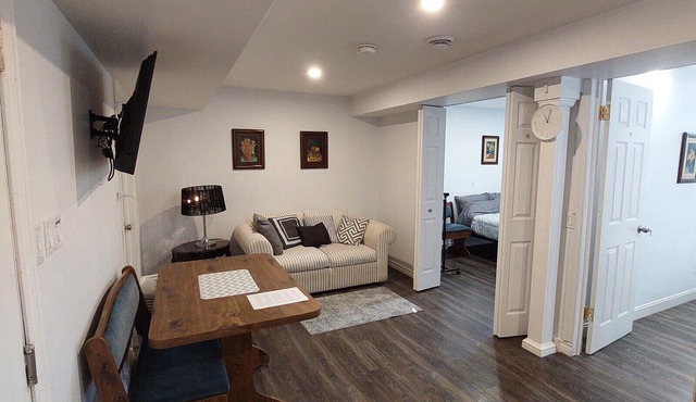 Stylish 2-Bedroom Guest Unit for 4 people in Central Location, Affordable Rates