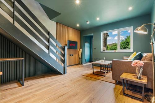 Stylish 2 Bedroom Home to Work and Relax