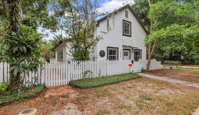 Stylish 2-bedroom house in Beaufort. Walk to downtown. Fire pit, bikes, grill