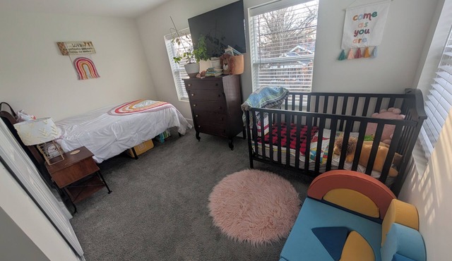 Stylish 2-bedroom house in superb Hamilton with cozy living spaces near downtown