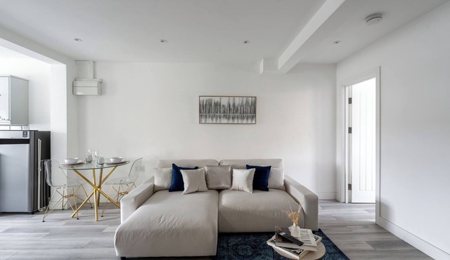 Stylish 2-Bedroom Retreat in Downtown Rochester