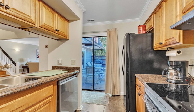 Stylish 2-bedroom townhome with large deck, and pool in fabulous Chapel Hill
