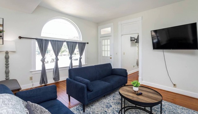 Stylish 2 Bedroom Unit-Convenient Downtown walkable location, Close to 151, Blue Ridge Parkway, Brew