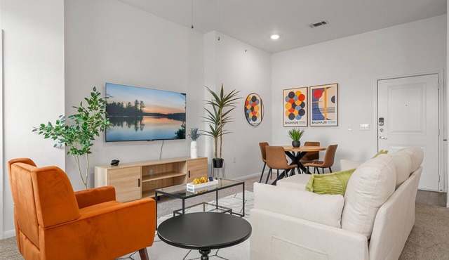 Stylish 2-bedroom with Balcony, Gym & Pool - Near Downtown & Airport