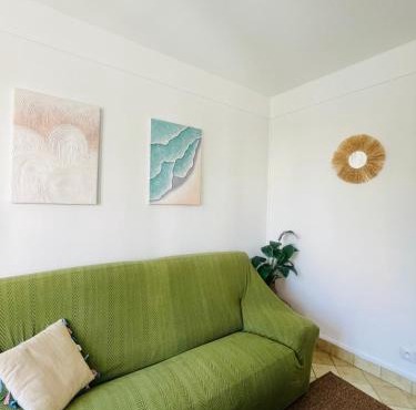 Stylish 2 Bedrooms near Metro 1 King bed & quiet retreat