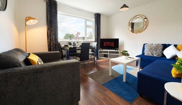 Stylish 2 BR Apartment ,Business & Leisure| Free Parking | 5 Min walk into town!