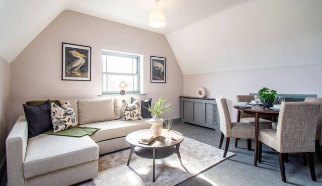 Stylish 2-BR Apt Free Parking, Free Gym Access