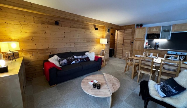 Stylish 2-BR Apt, Sleeps 8, Ski-in/Ski-out, South-Facing Balcony, Family-Friendly Amenities