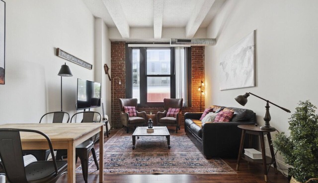 Stylish 2-BR , Gym, Wifi, Workspace, Target | Speakeasy Apt
