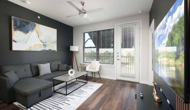 Stylish 2 BR w/Gym, Parking Near Rvrwalk & Dome