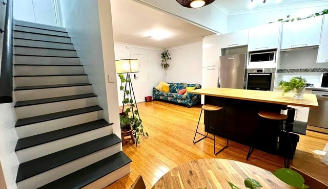 Stylish 2-Level Loft, AC, Parking, Walk CBD & Fort