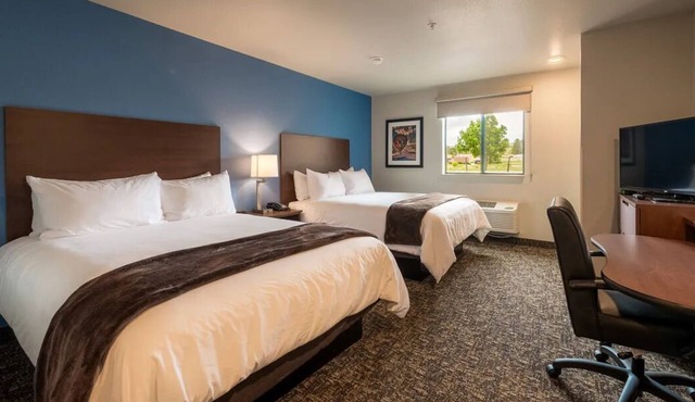 Stylish 2-Queen Escape Near Brookings – Restaurants, Shopping, & Local Adventure