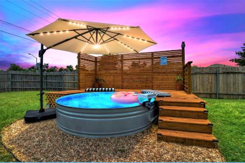 Stylish 2-Story Escape with Pool Arcade King Beds near Austin and Kalahari