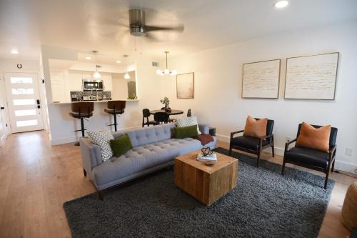 Stylish 2 suite condo minutes to food, music, fun