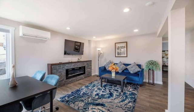 Stylish 2B1B Lower unit @ Prime Capitol Hill Spot