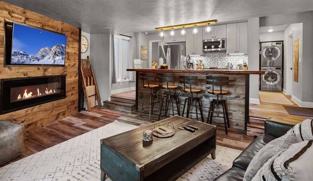 Stylish 2BD 5 Min to Ski Lift and Downtown