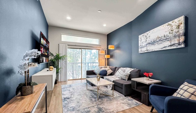 Stylish 2BD| Deep Ellum | Free Parking | Pool Gym