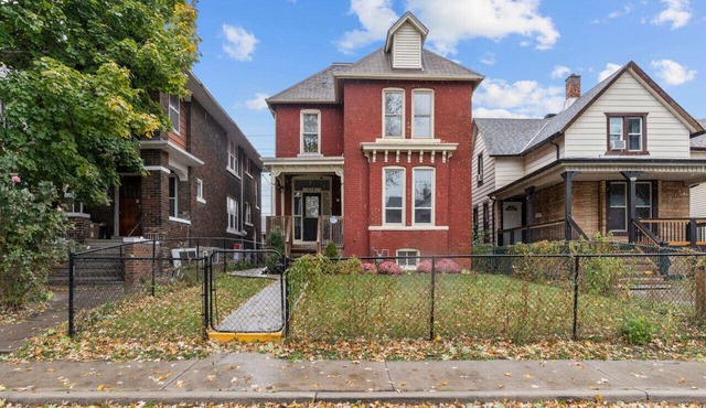 Stylish 2bd DT Laundry and Parking