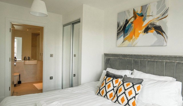 Stylish 2BDR w/Free Parking & Balcony near Wembley