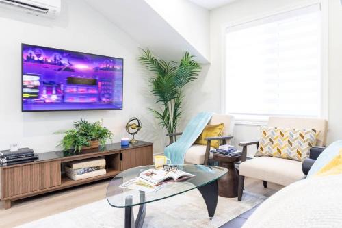 Stylish 2bed, 2bth Apt Malls & 25 Mins to Toronto