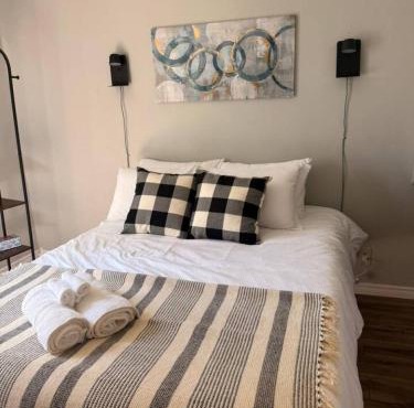 Stylish 2BR 1 Bath Haven with WiFi and Parking