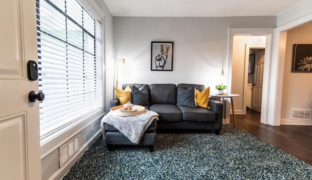 Stylish 2BR 1 Mile From Downtown And The Aquarium
