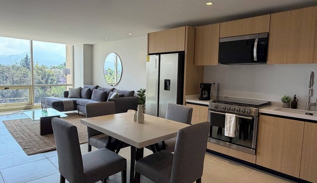 Stylish 2BR/2BA apartment in Vivant Mitikah with luxury finishes and top amenities: pool, gym, business center & more. Located inside Mitikah Mall with shops, restaurants, and Walmart downstairs—everything you need in one place. 24/7 security.