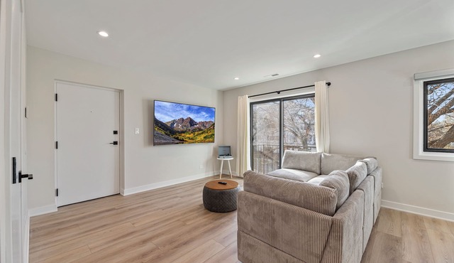 Stylish 2BR/2BA Free Parking In-Unit Laundry Great Location