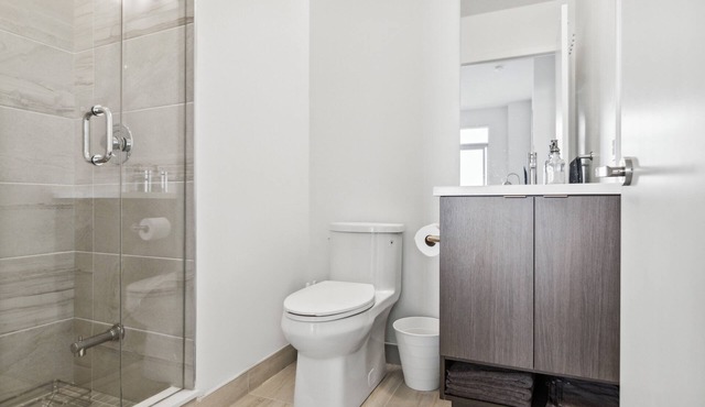 Stylish 2BR/2Bath Condo at Waterfront with Parking