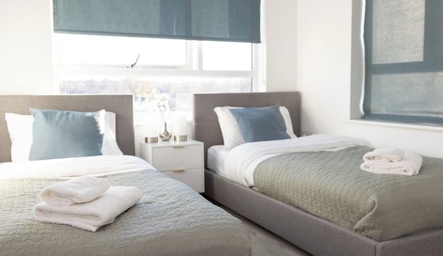 Stylish 2BR apartment, Town centre, Free parking