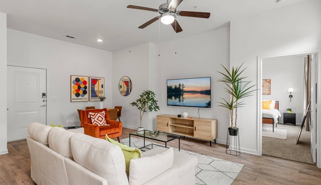 Stylish 2BR Apartment! Pool, Gym & Prime Location Near Downtown & Airport