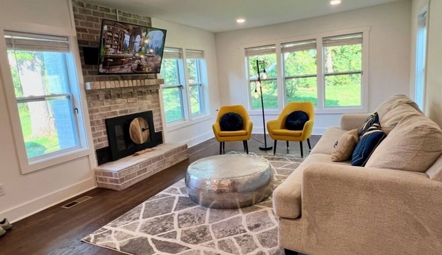 Stylish 2BR Apartment Retreat 1 bath Modern Kitchen Washer/Dryer