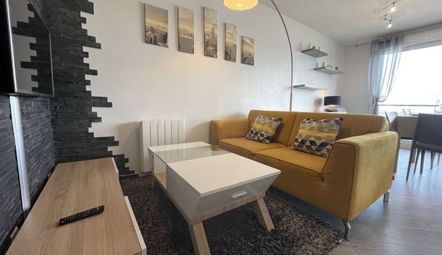 Stylish 2BR apartment with balcony, close to Aytré Beach and La Rochelle, parking included