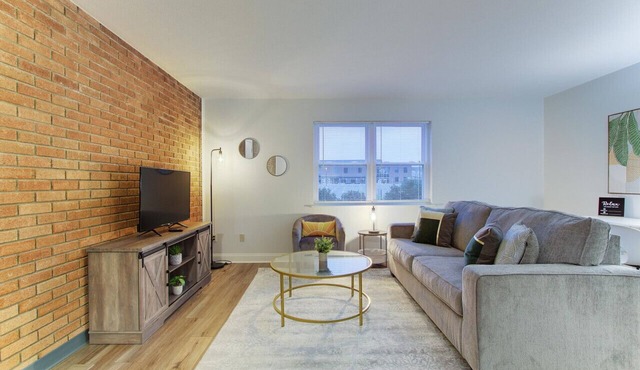 Stylish 2BR Apt w/Parking, Near Airport