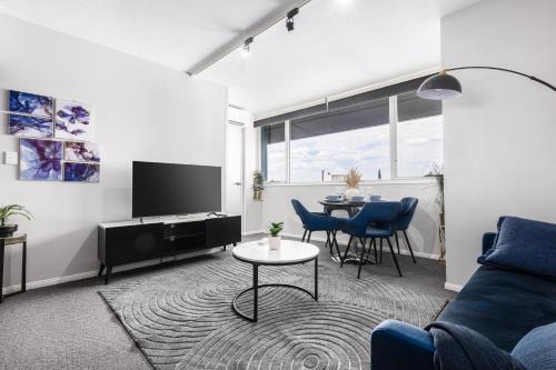 Stylish 2BR Cityside apt with Pool, Gym and Parking