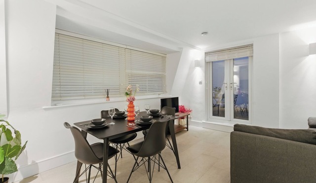 Stylish 2BR Clerkenwell Apartment with Private Terrace in London