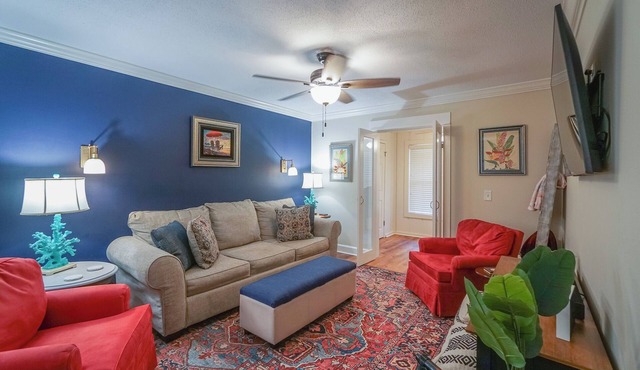 Stylish 2BR Condo w/Pool, Fitness Center, Walk to Shops & Dining