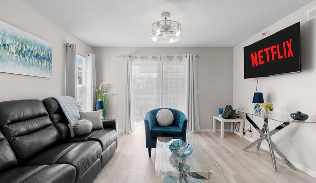 Stylish 2BR Condo, KING Bed Ensuite in Master BR,Near HWYS, Fast Wifi,Fifa Ready