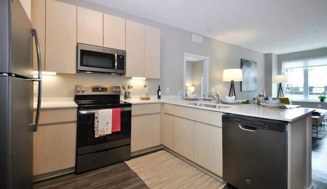 Stylish 2BR Condo near Downtown & U of M