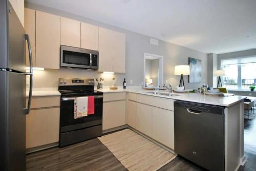 Stylish 2BR Condo near Downtown & U of M
