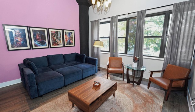 Stylish 2BR Cozy South Loop Suite Near McCormick