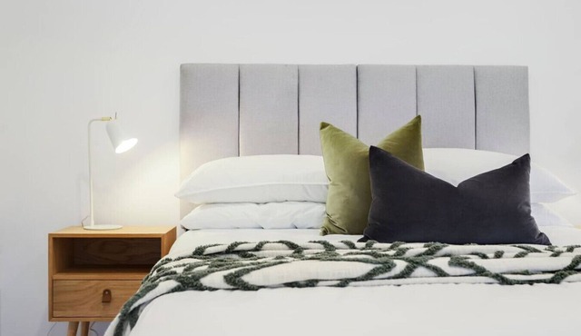 Stylish 2BR Designer Home Balcony w/City Views Free Parking Fast WiFi Near City & Public Transport Heart of Yarraville