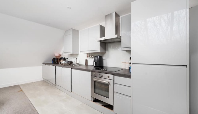 Stylish 2BR flat in Ickenham