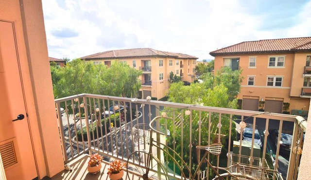 Stylish 2BR Foothill Escape in Irvine