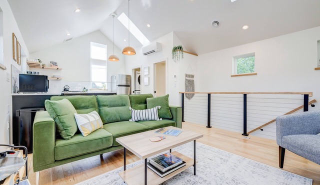 Stylish 2BR Guesthouse w/Private Patio - Walk to Tennyson St