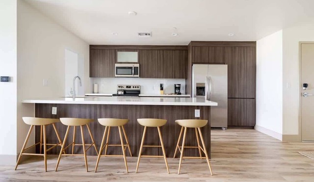 Stylish 2BR Hollywood Condo - Workspace & Parking