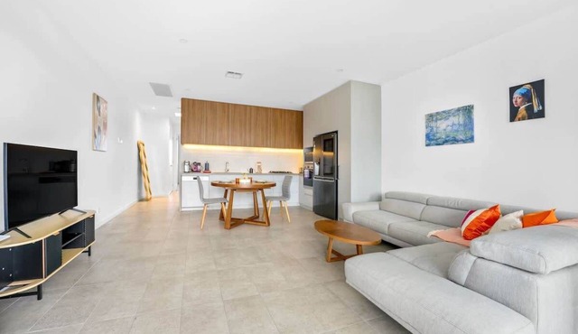 Stylish 2BR Home in Doncaster with parking