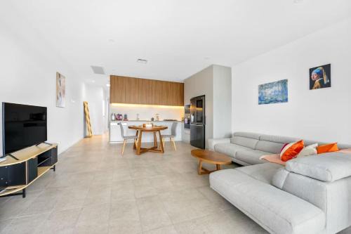 Stylish 2BR Home in Doncaster with parking